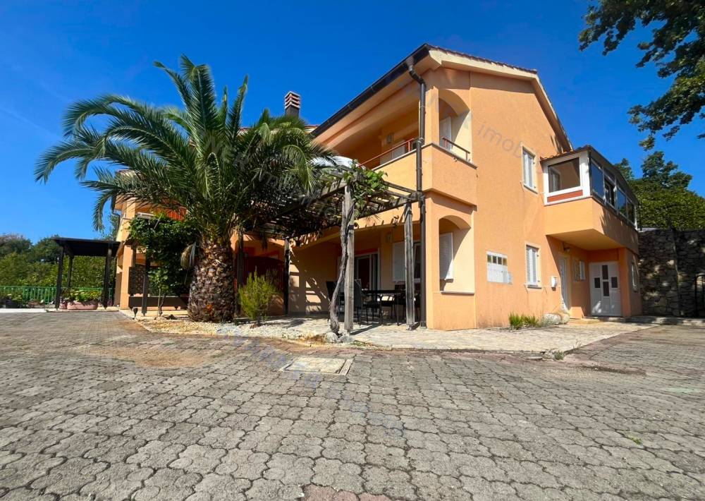 Ground-floor apartment with a garden and sea view!