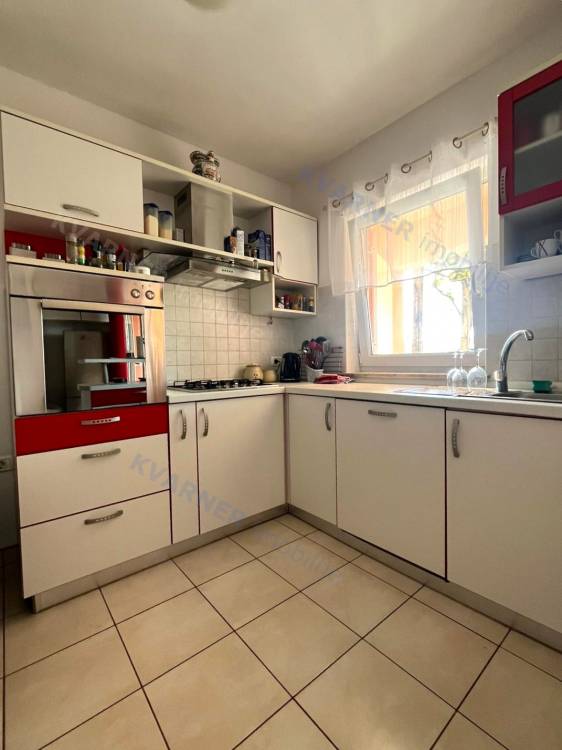 Apartman u prizemlju s okućnicom i pogledom na more!