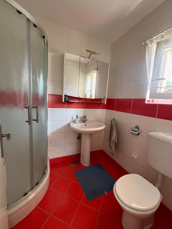 Apartman u prizemlju s okućnicom i pogledom na more!