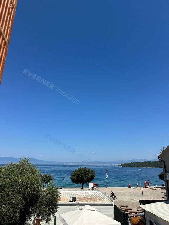 Njivice - Prime location, penthouse with open sea view