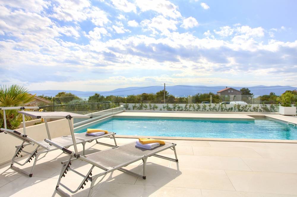 Ground-floor apartment with a heated pool and view!