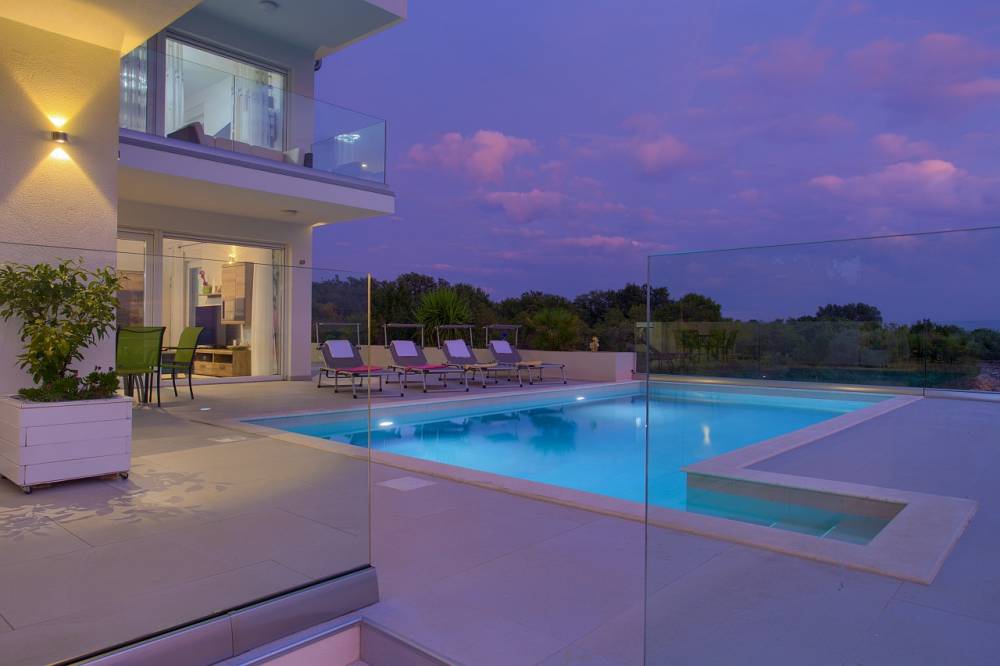 Ground-floor apartment with a heated pool and view!