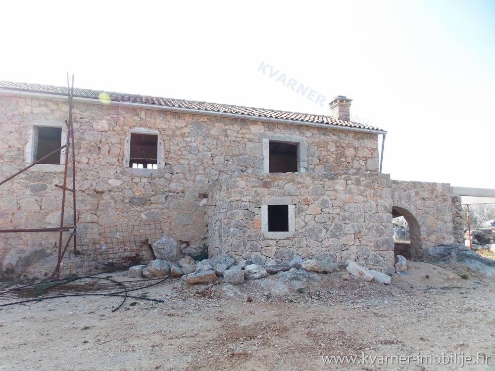 Semi renovated house with the swimming pool, sea view and 2.800 sqm large garden!!