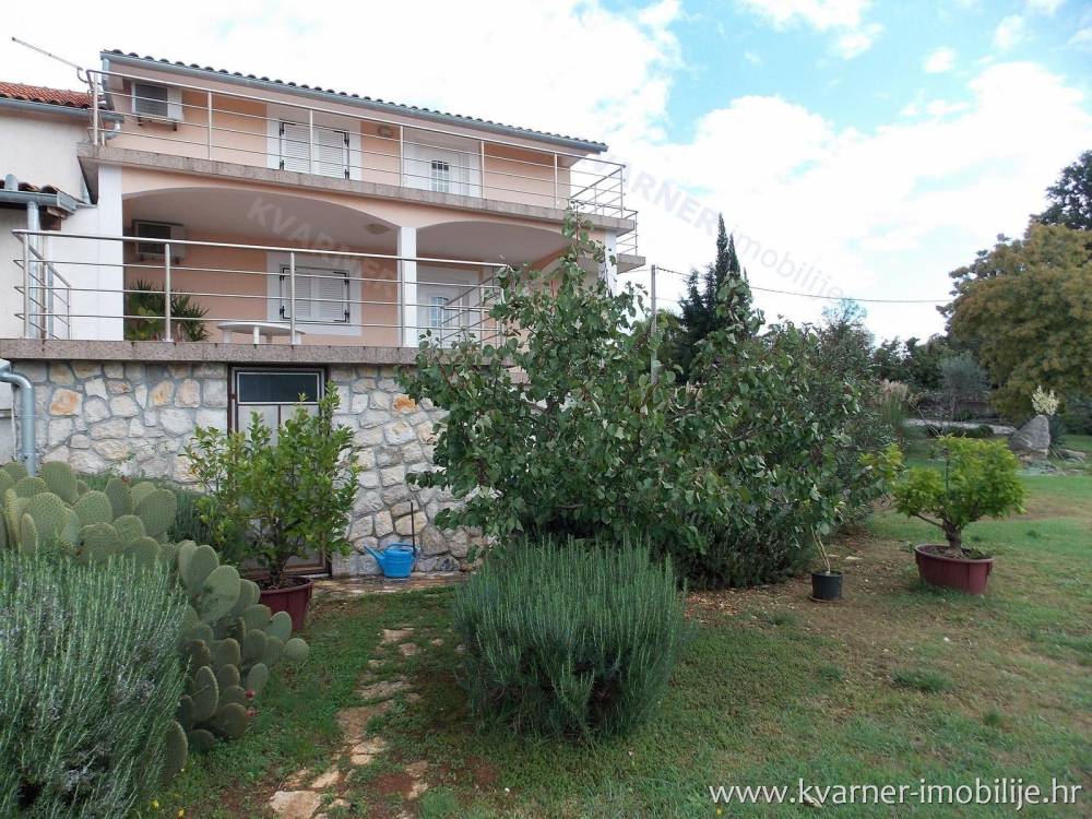Semi-detached house on quiet location with 3 separate apartments, big yard and sea view!!
