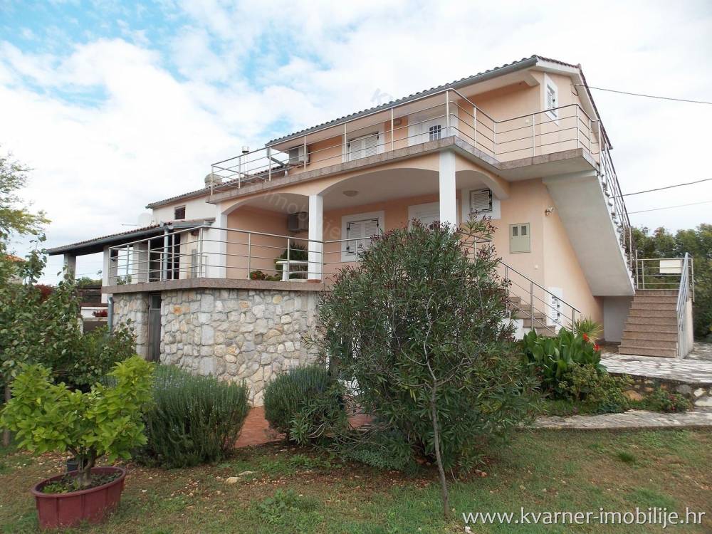 Semi-detached house on quiet location with 3 separate apartments, big yard and sea view!!