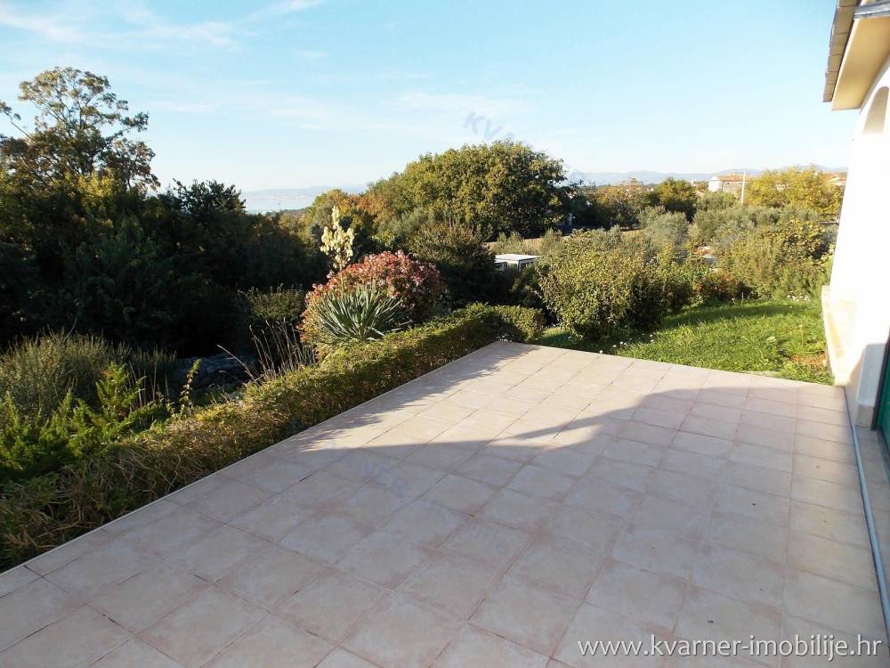 Beautiful house with garage, open sea view and beautifully landscaped 2.400 sqm garden!!