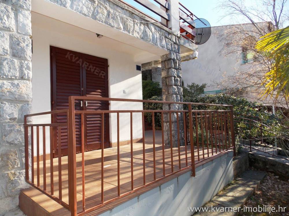 Duplex house in quiet location with 2 apartments and panoramic sea view!!
