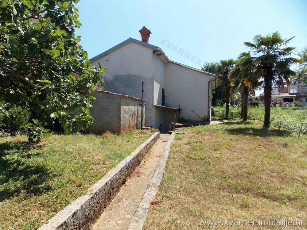 OPPORTUNITY!! Exclusive location!! A detached house with a garden in the center of Njivice!! 100 M FROM THE BEACH!!