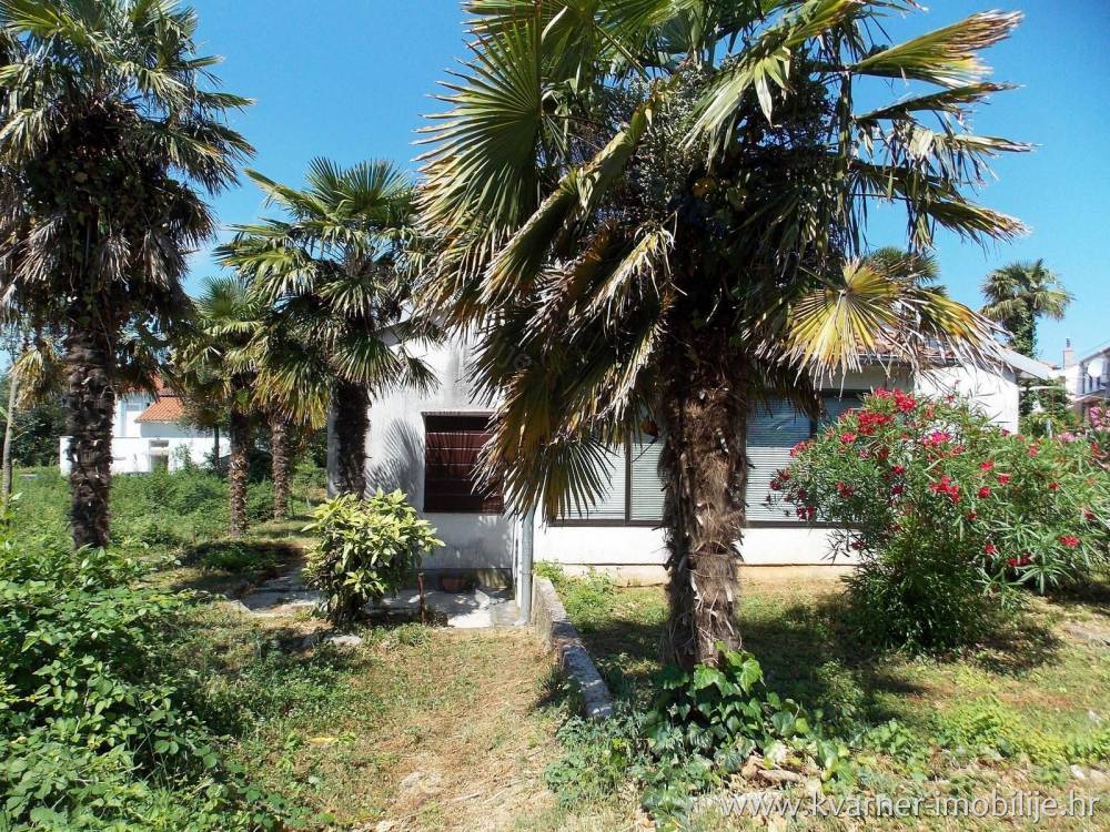 OPPORTUNITY!! Exclusive location!! A detached house with a garden in the center of Njivice!! 100 M FROM THE BEACH!!