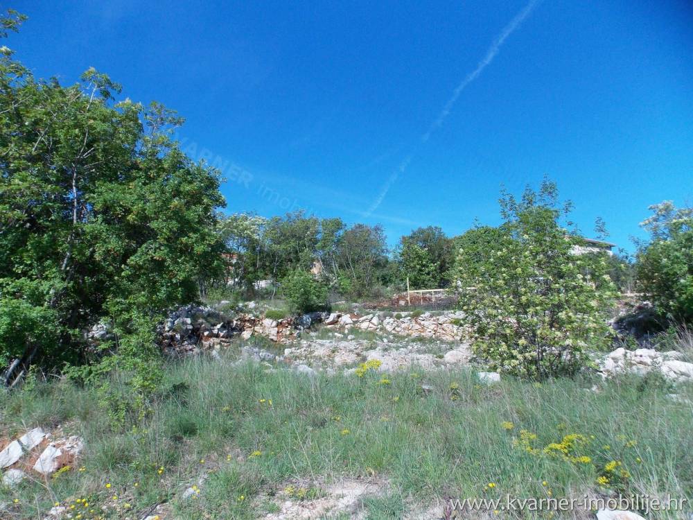 Gradbeno zemljišče v okolici mesta Krk s pravnomočnim gradbenim dovoljenjem in plačanimi komunalnimi prispevki!!