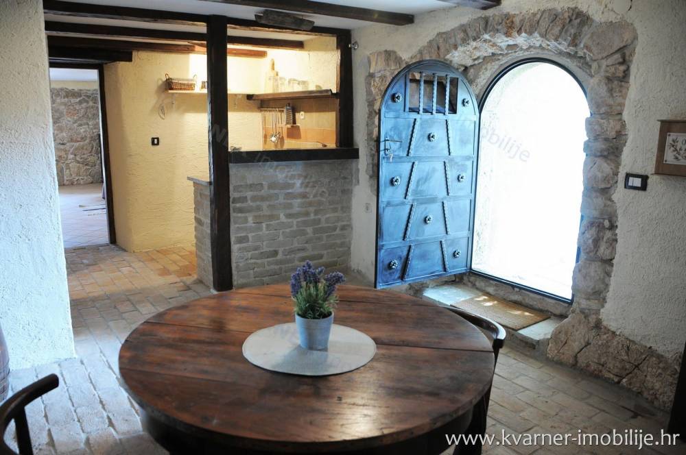 Adapted stone house with pool and garden - quiet location!
