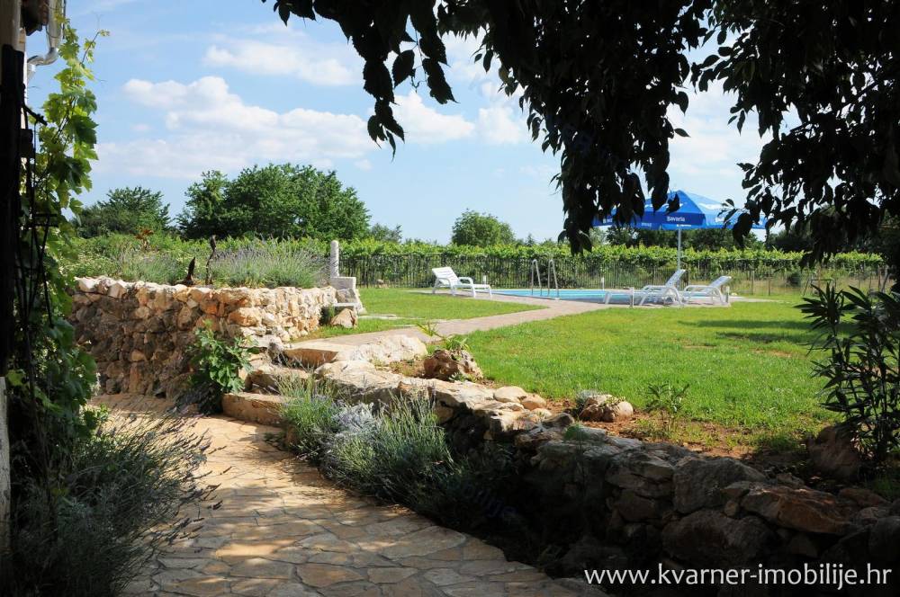 Prenovljena kamnita hiša z bazenom in velikim vrtom na mirni lokaciji!!