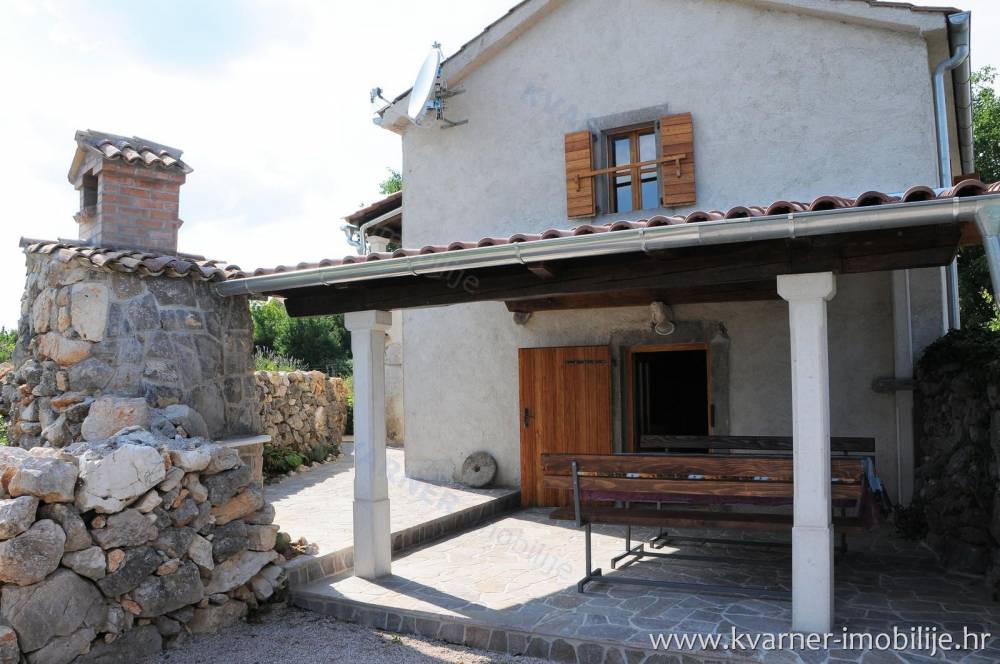 Adapted stone house with pool and garden - quiet location!
