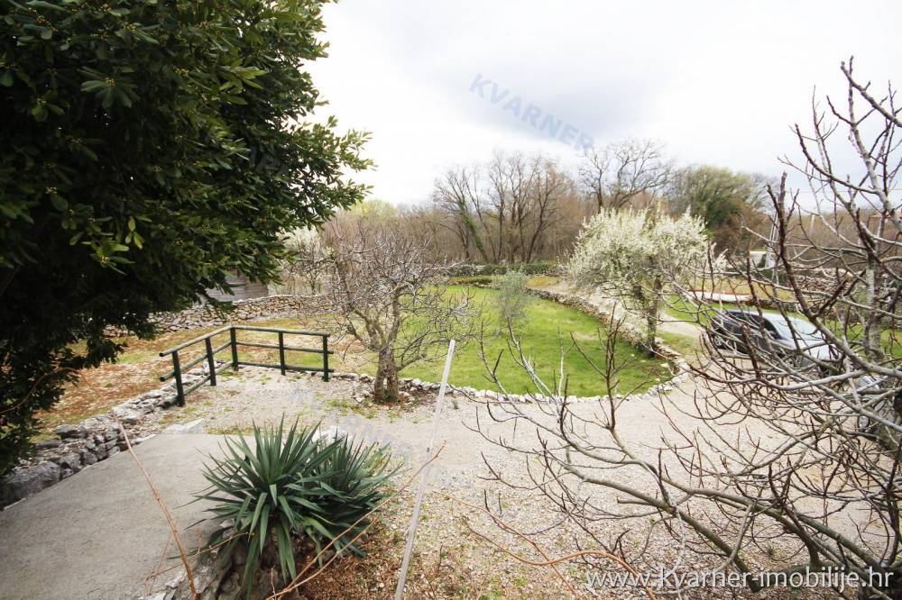 Kamniti dvojček na mirni lokaciji z velikim vrtom v velikosti 1.700 m²!!