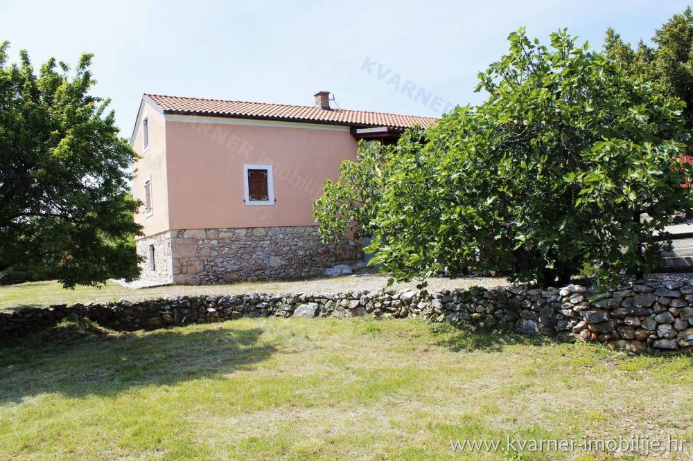 Duplex stone house in a quiet location with a large garden of 1,700 m²!!