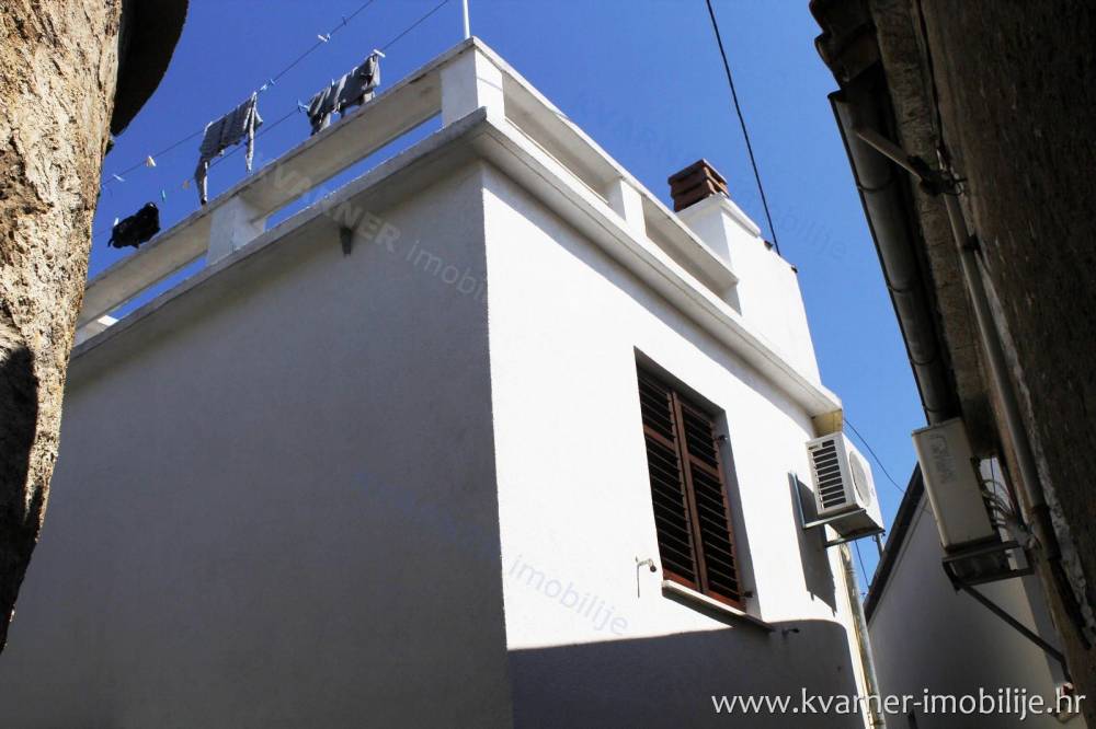Prenovljena kamnita hiša v Selcah z odprtim pogledom na morje!!