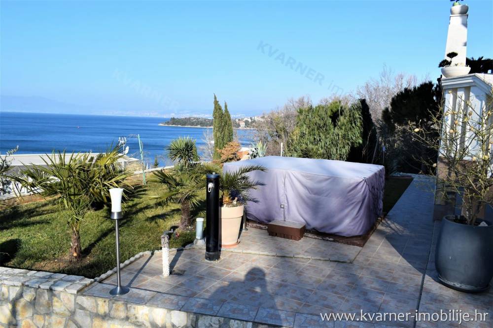 60 M FROM THE BEACH!! Detached house with garage, large terrace and panoramic view on the sea!!