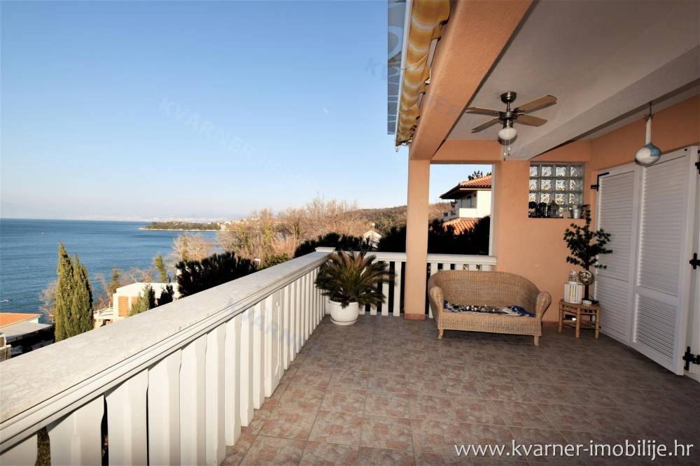 60 M OD PLAŽE!! Samostojna družinska hiša z garažo, veliko teraso in panoramskim pogledom na morje!!