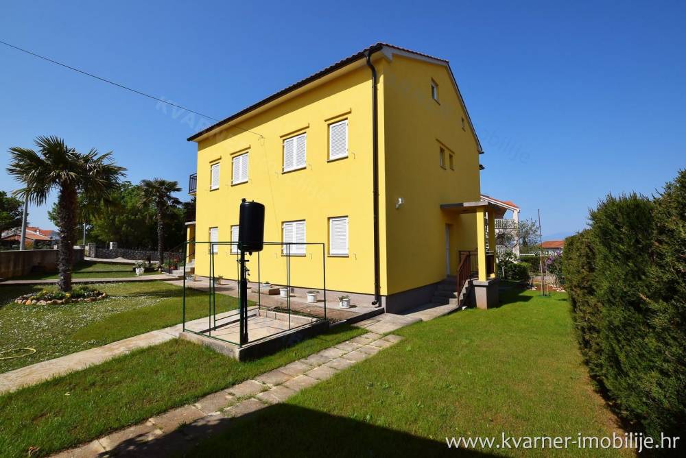 Apartment house in Njivice with 5 apartments, beautiful garden - open sea view!
