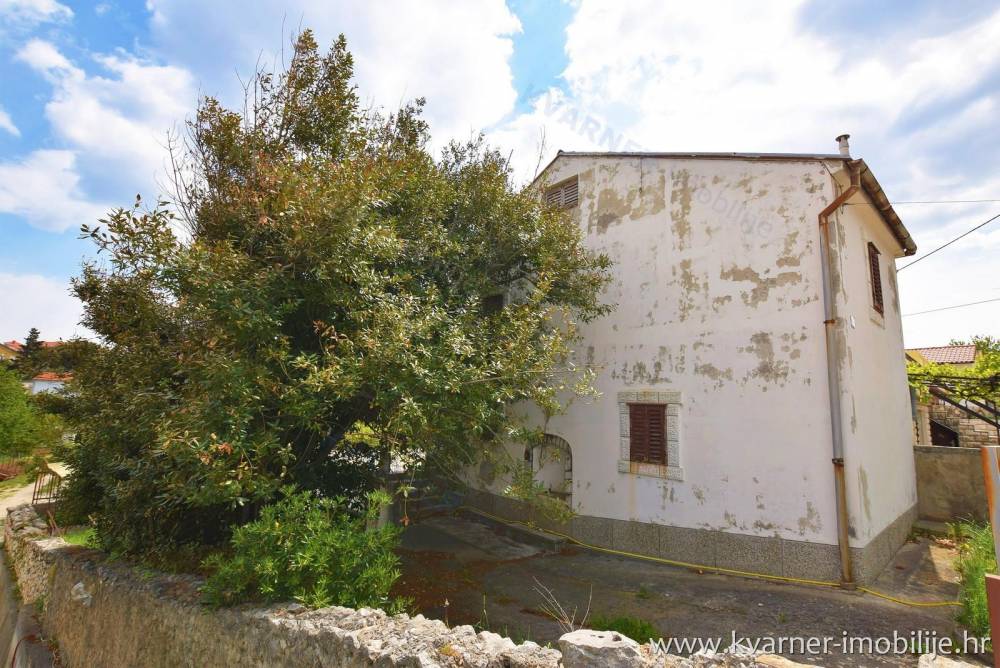 ONLY 100 M FROM THE BEACH!! Stone house for renovation in the center of Šilo with sea view and garden!