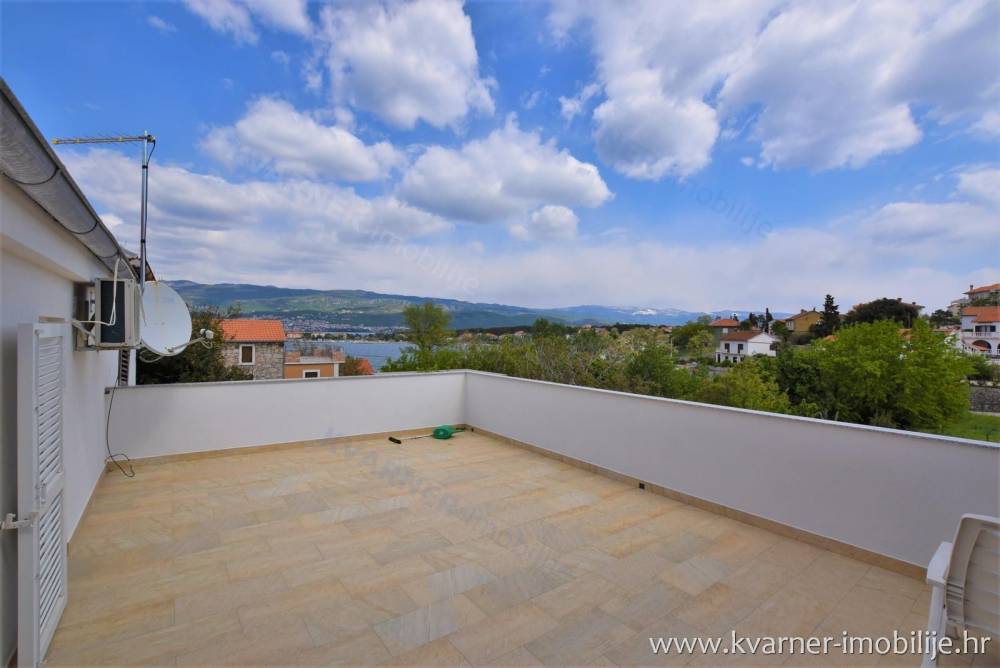 For sale!! Stone house for renovation in the center of Šilo with garage, large terrace and panoramic sea view!!