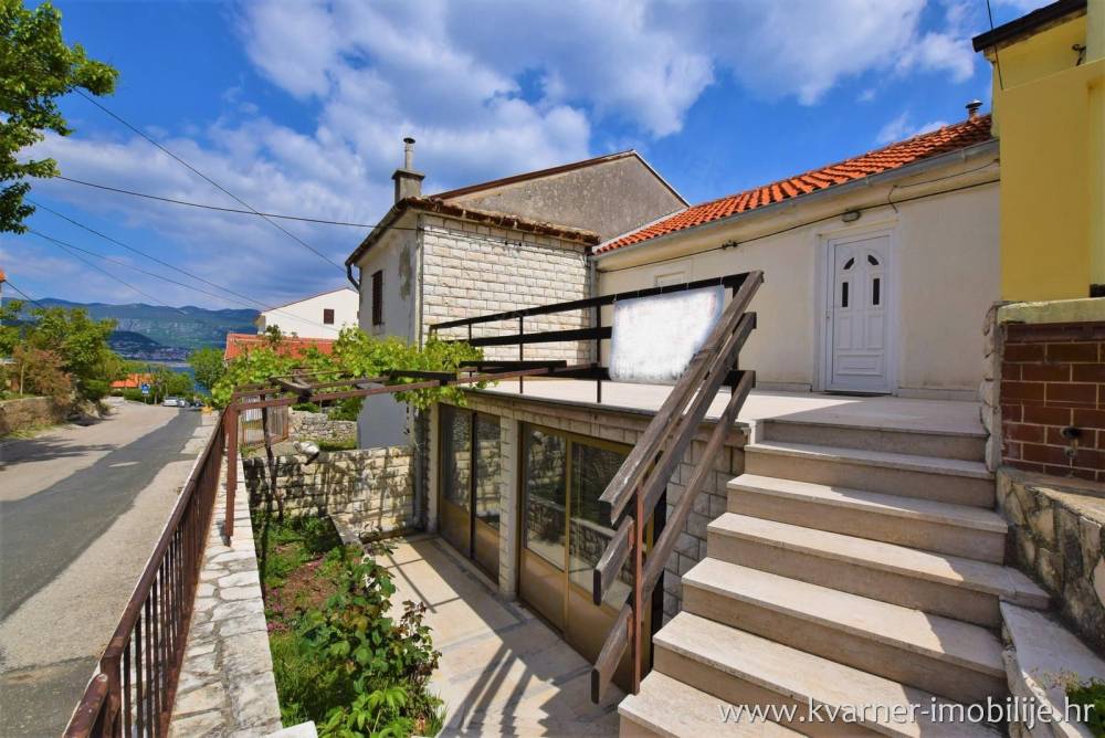 Steinhaus für die Renovierung im Zentrum von Šilo mit Garage, große Terrasse und Panoramablick auf das Meer!