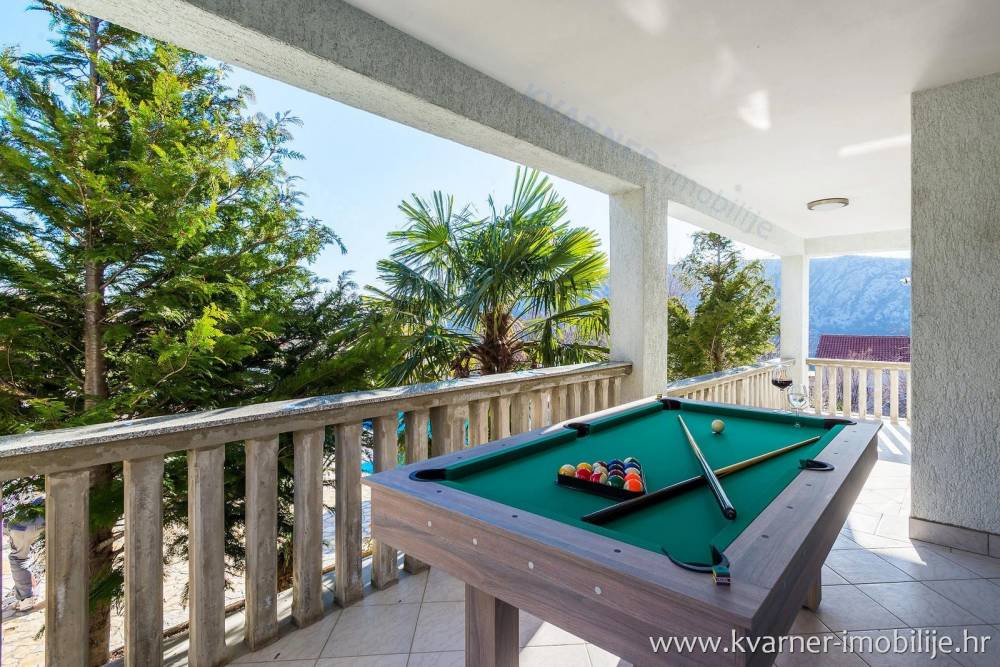  Quiet location - House with swimming pool, large terraces and sea view!