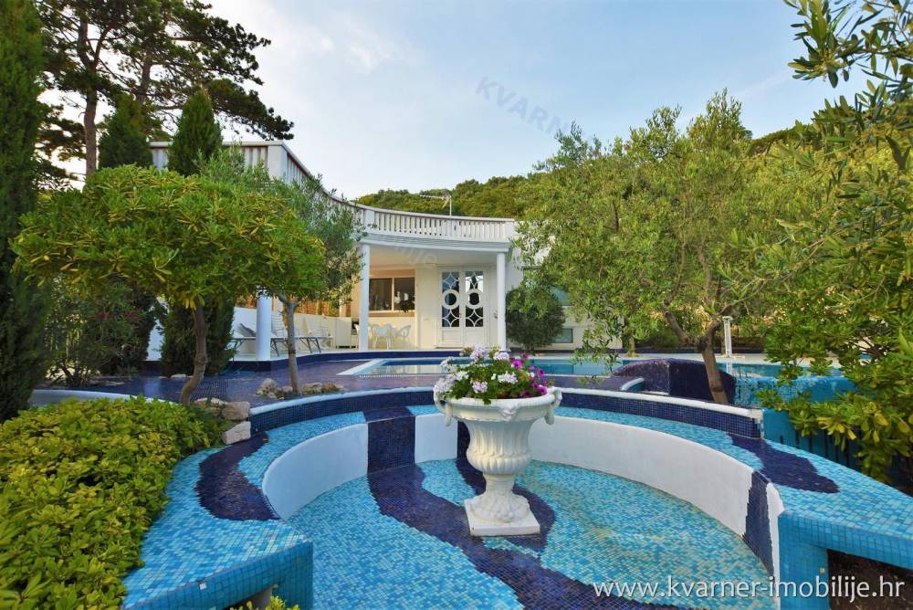 EKSKLUZIVNO!! Opremljena hiša v Baški z lepo urejenim vrtom in bazenom v velikosti 40 m²!! 100 M OD PLAŽE!!
