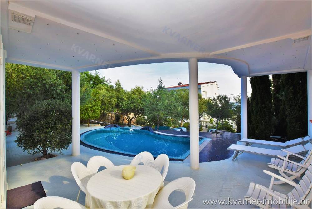 EXKLUSIV!! Möbliertes Haus in Baška mit wunderschön angelegtem Garten und Pool von 40 m²!! 100 m vom Strand!!