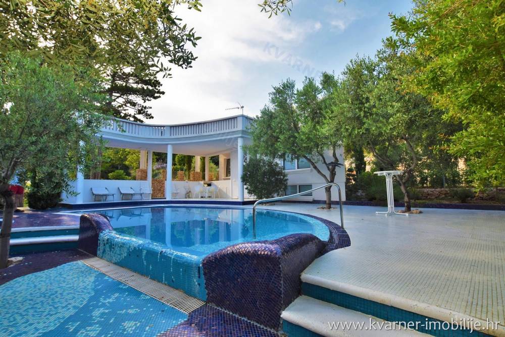 EXKLUSIV!! Möbliertes Haus in Baška mit wunderschön angelegtem Garten und Pool von 40 m²!! 100 m vom Strand!!