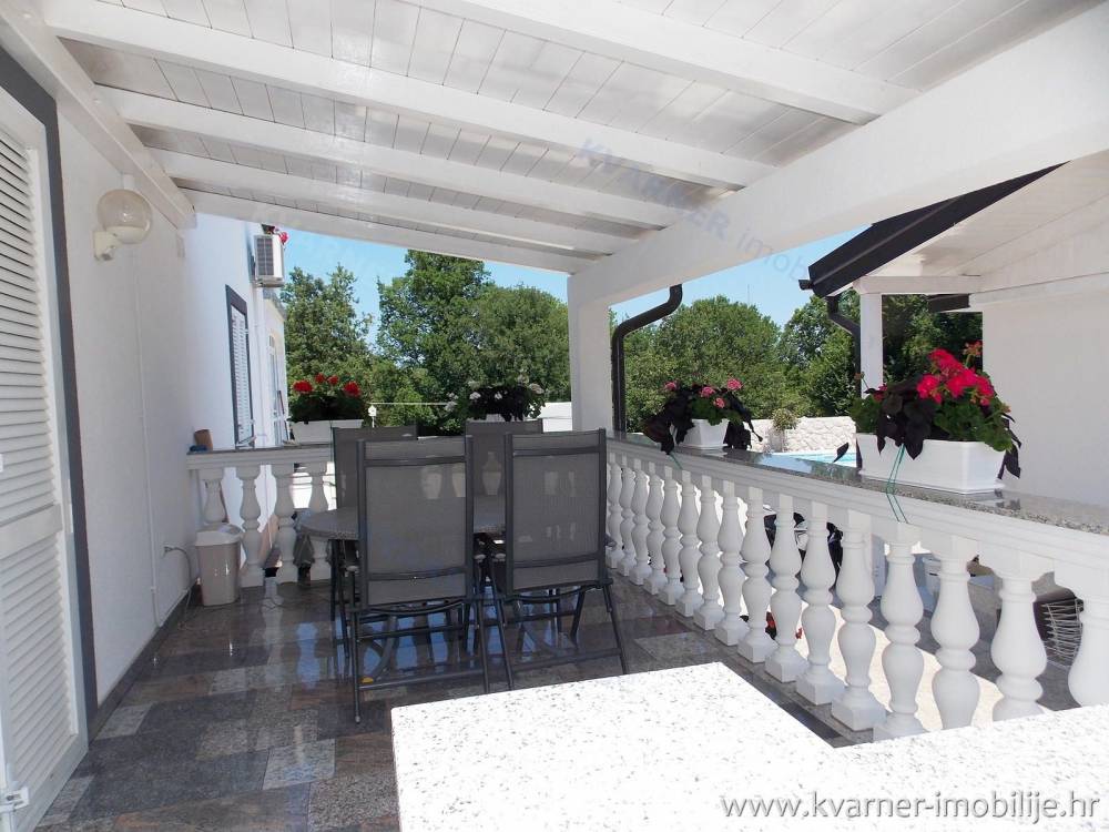 MALINSKA - Furnished house with 6 apartments, garage, swimming pool and beautifully landscaped garden!