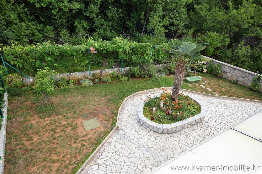 Möblierte Reihenhaus in Šilo mit großem Garten und Fußbodenheizung!!
