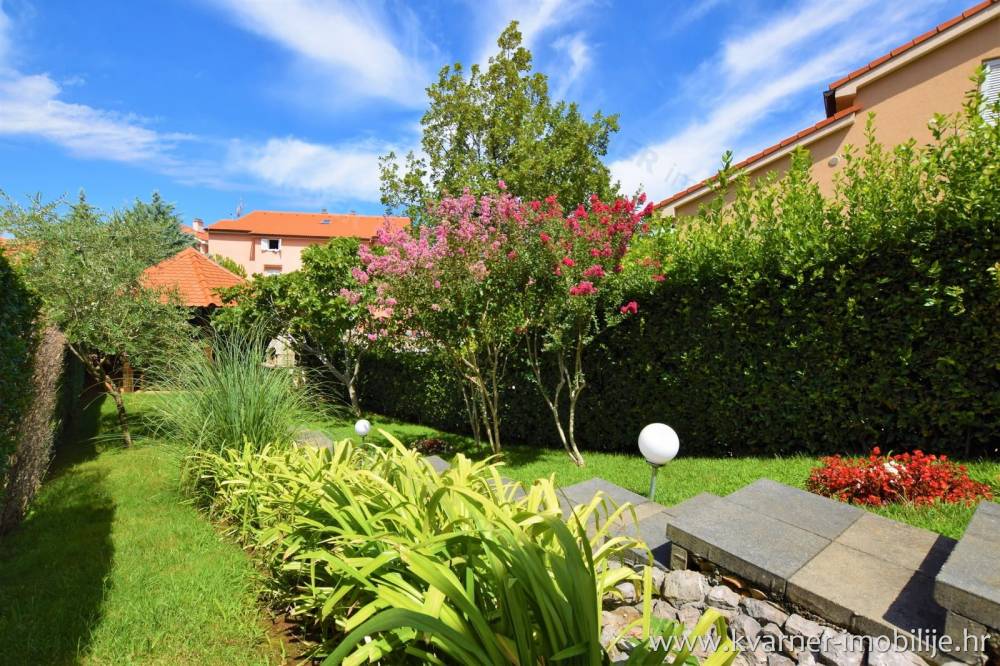 Furnished row house in a quiet location with beautifully landscaped garden and open sea view!