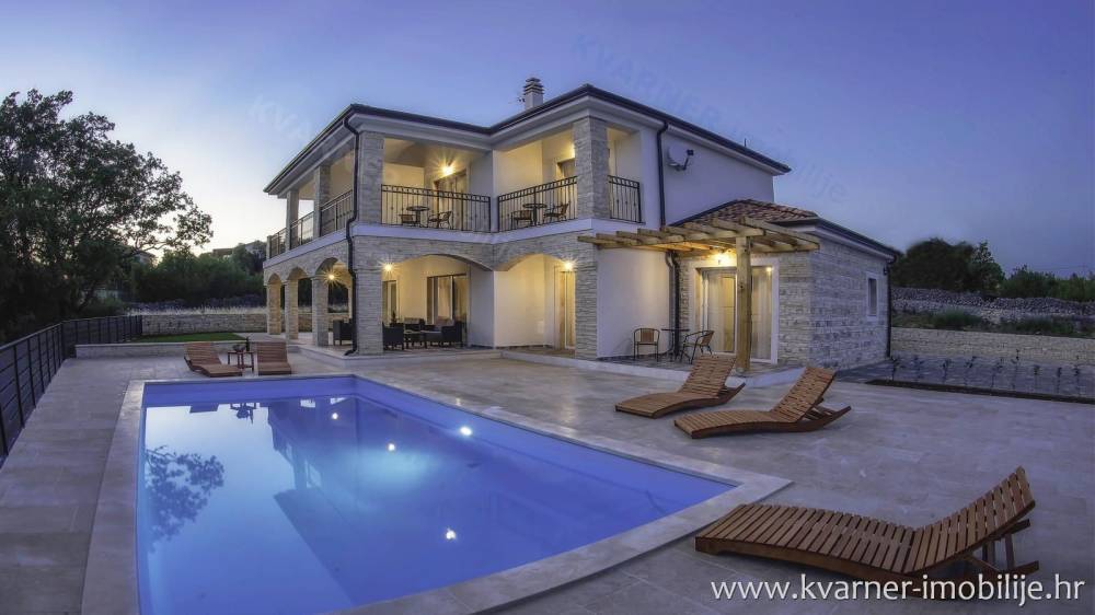 Neu möblierte freistehende Villa mit Pool, große Terrassen und Panoramablick auf das Meer!!
