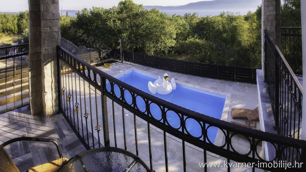 Nova namještena samostojeća vila s bazenom, velikim terasama i panoramskim pogledom na more!!