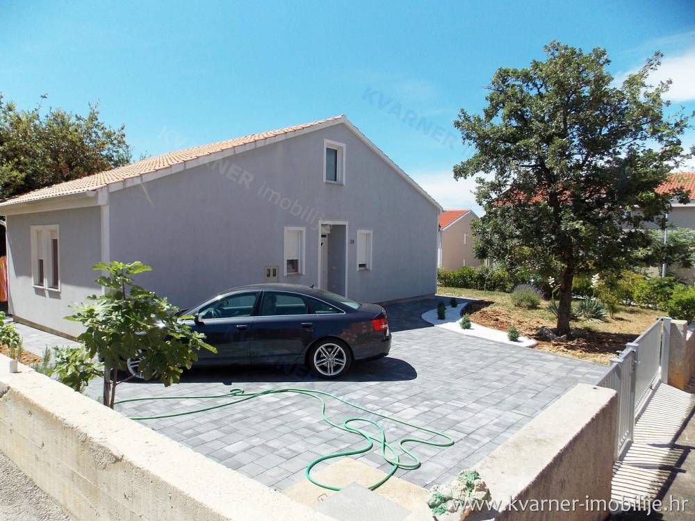 Prodaja nepremičnin na otoku Krku / Samostojna atrijska hiša oddaljena 300 m od plaže s pogledom na morje!!