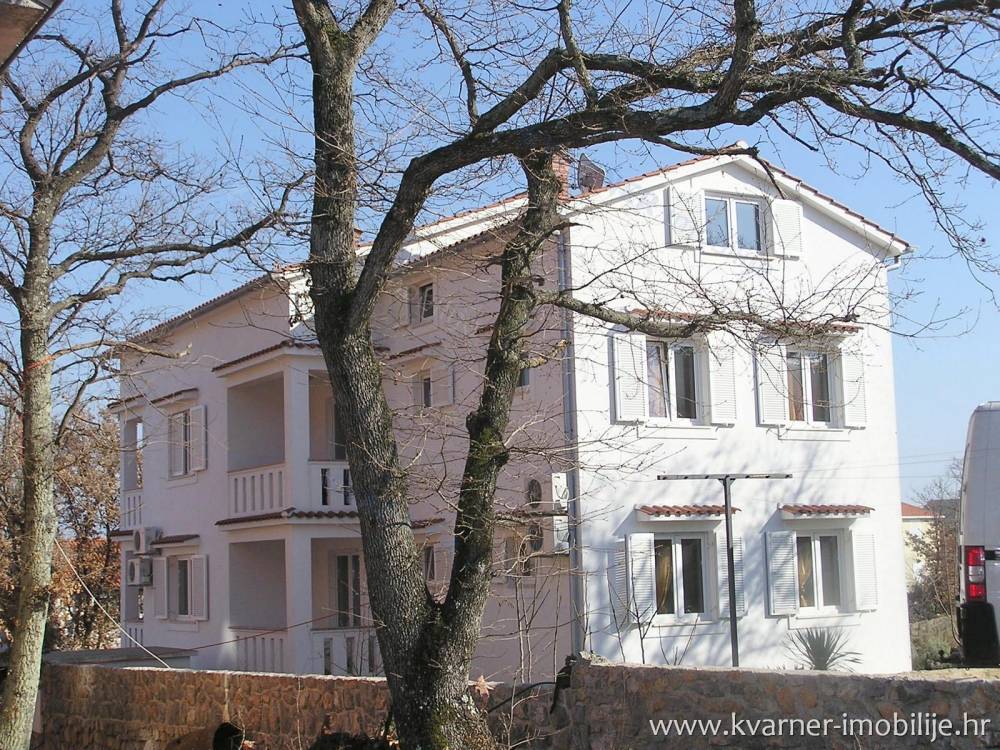 Immobilien Verkaufen in Kroatien / Freistehende Haus auf ruhiger Lage mit 6 Wohnungen und Schwimmbad!!