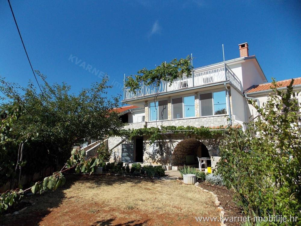 Renovated stone house on quiet location with large terraces and beautiful sea view!! 110 sqm of surface area + 50 sqm of terrace + 22 sqm of garage + 230 sqm of garden!!