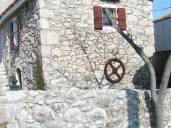 Otok Krk, okolica mesta Dobrinj / Autohtona kamnita hiša z dvoriščem in veliko "konobo"!!
