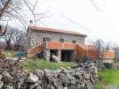 Kamena kuća s velikom okućnicom i rustikalnom konobom - idealno za ugostiteljsku djelatnost!!