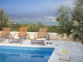 RUSTIKALNA KRASOTICA SA PANORAMSKIM POGLEDOM!! Luksuzno opremljena vila sa bazenom i panoramskm pogledom na more!!