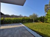 Nur in unserem Angebot! Apartment in Njivice mit wunderschönem Garten 200 m vom Strand entfernt !!