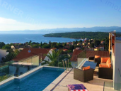 Luksuzni apartman s krovnom terasom, bazenom i panoramskim pogledom na more!