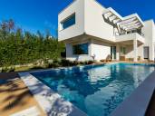 Moderne Villa mit Pool und Garten in exklusiver Lage am Meer