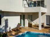 Moderne Villa mit Pool und Garten in exklusiver Lage am Meer