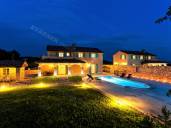 Rustic villa with pool and landscaped garden in a quiet location!