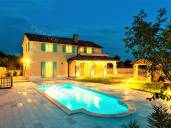 Ruhiger Ort! Freistehende rustikale Villa mit Pool und Garten
