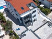 Crikvenica - neues Luxushaus mit 4 Wohnungen und Pool - 20 m vom Strand entfernt!