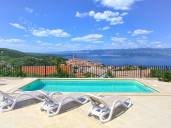 Ein unglaublich faszinierendes Haus in Vrbnik mit Pool und Panoramablick auf das Meer!