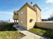 Detached House with Several Residential Units and a Sea View!